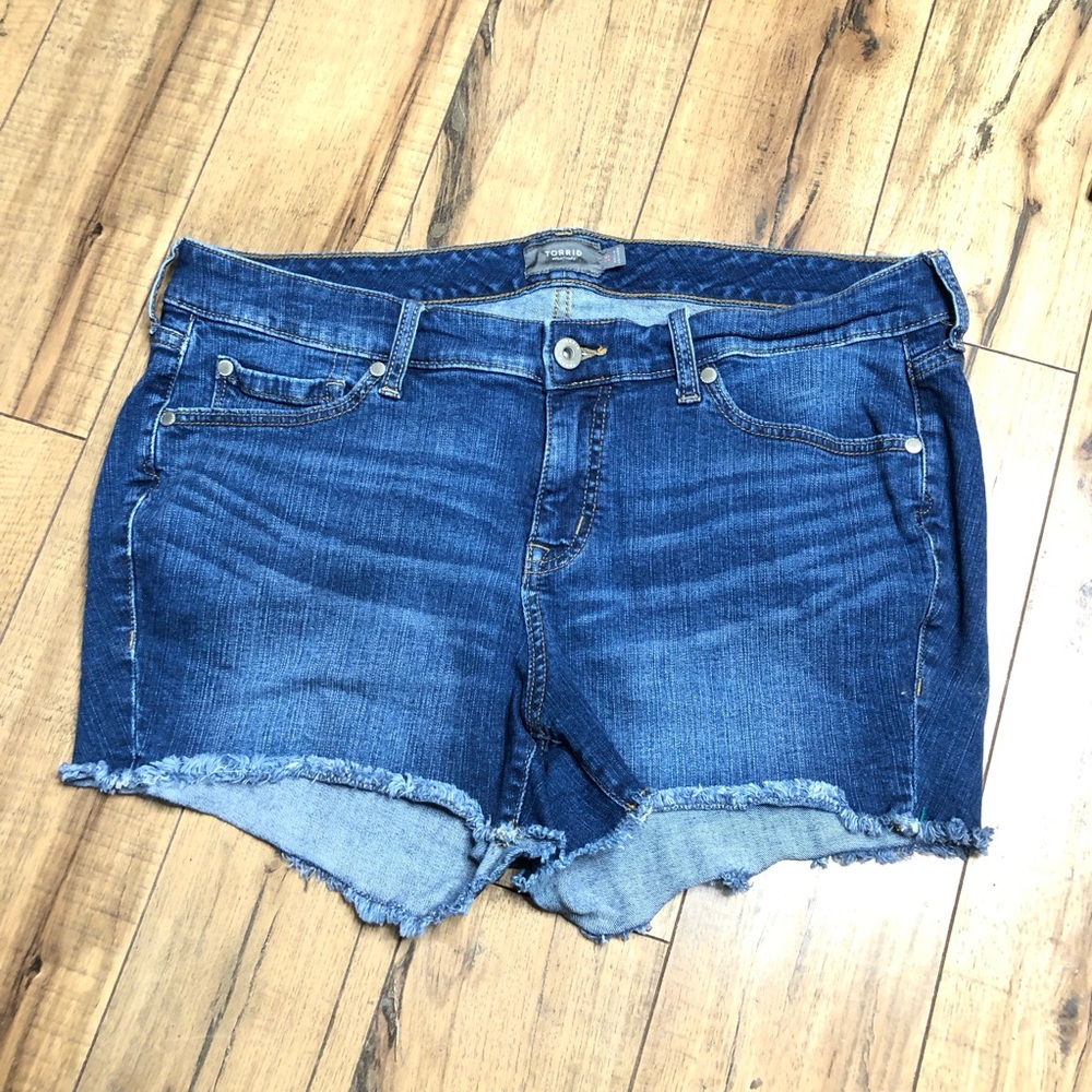 Torrid Blue Jean Shorts with Frayed Hem SZ 16.  D24